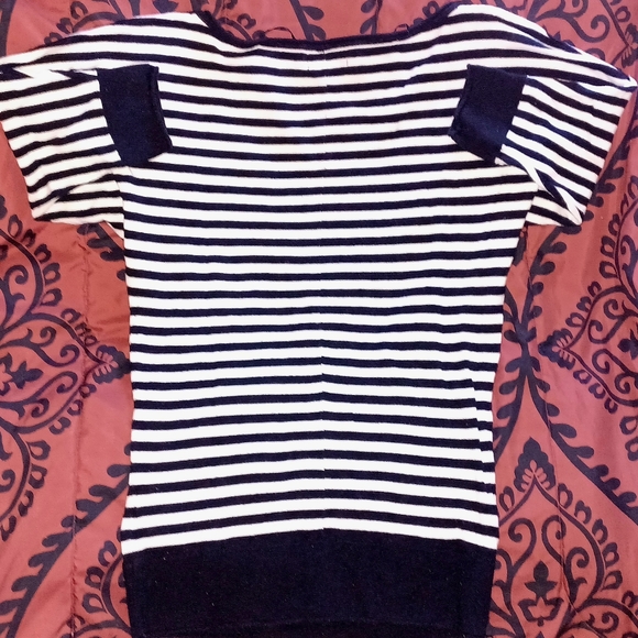 Like new Guess 1/2 sleeve shirt size medium - Picture 6 of 6